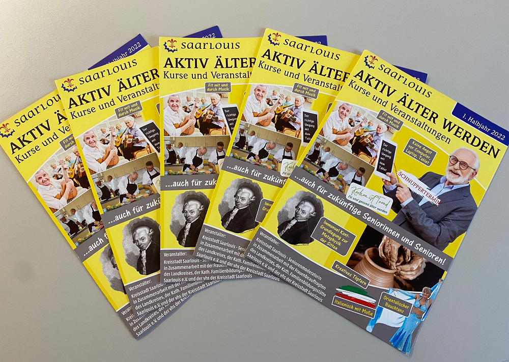 Die neue Broschüre „Aktiv Älter Werden“ beinhaltet 15 interessante Veranstaltungen und Kurse, nicht nur für ältere Mitbürger*innen. Foto: Sabine Schmitt