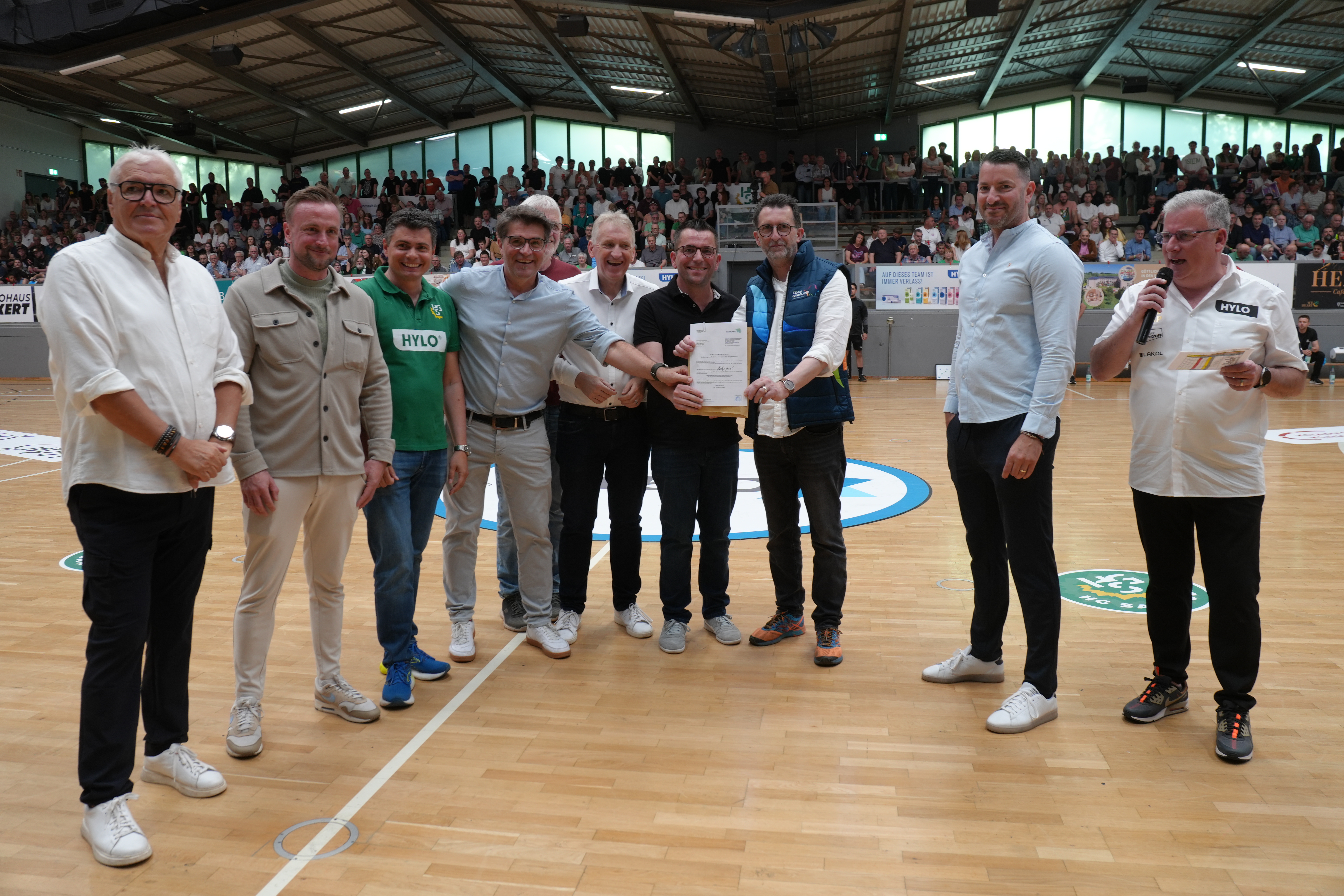 Großinvestition in die Zukunft des Ehrenamts und Spitzensports: Einer der ersten LED-Glassportboden Europas für die Stadtgartenhalle   