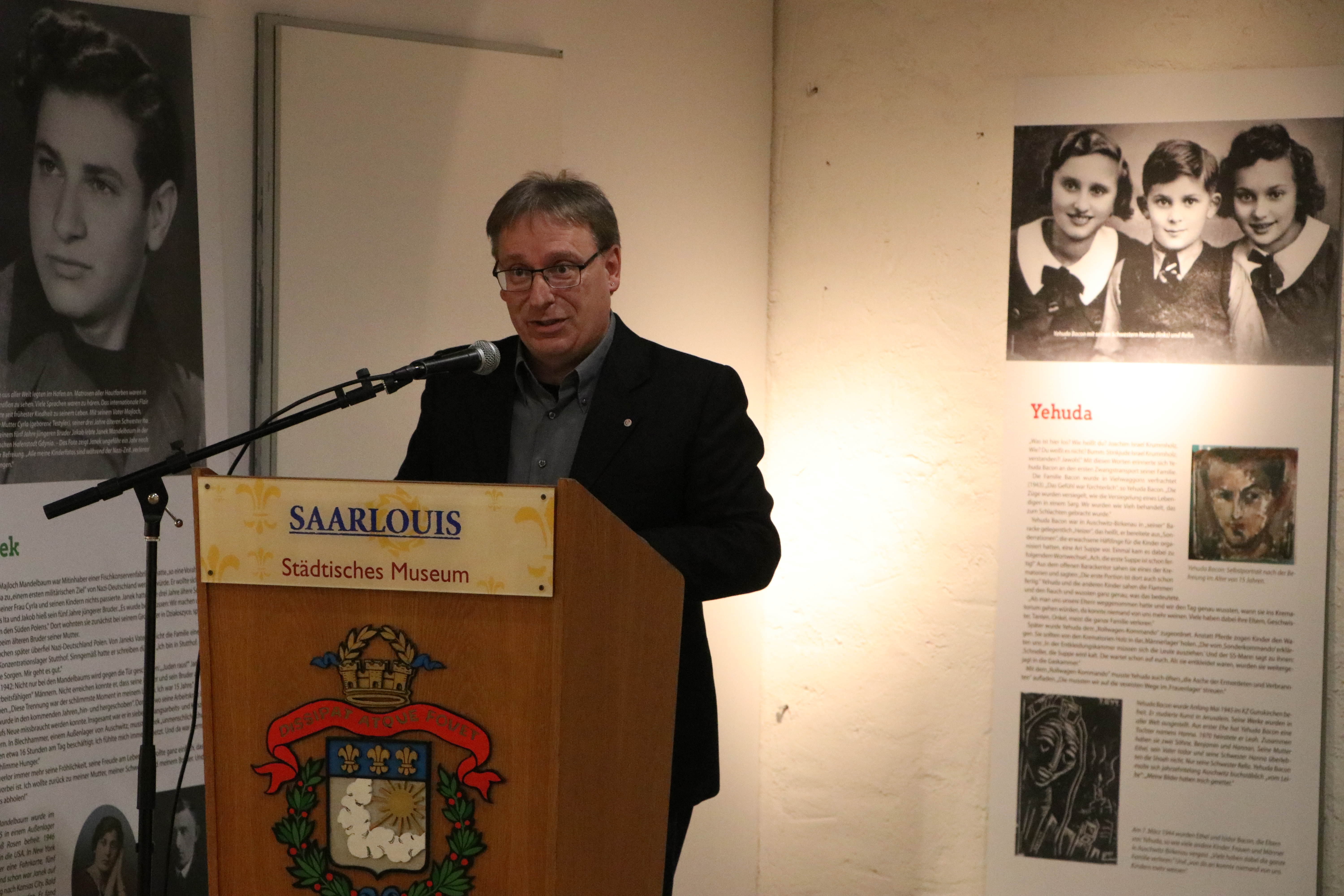 Benedikt Loew bei seiner Einführung in die Ausstellung. (Foto: Sophia Tull)