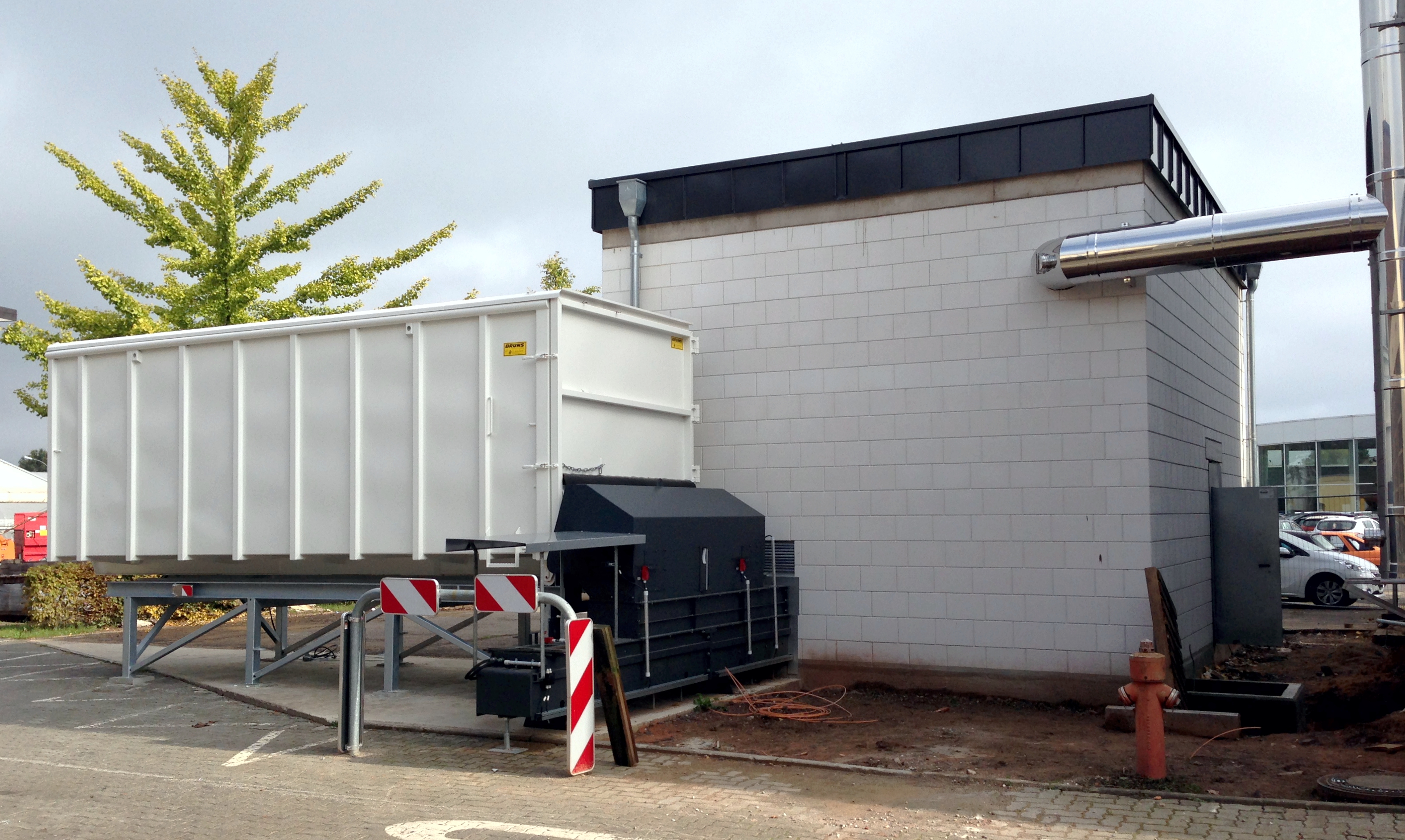 Klimafreundliche Wärme für den Neuen Betriebshof Saarlouis: In der Biomassefeuerungsanlage wird mit Grünschnitt geheizt.
