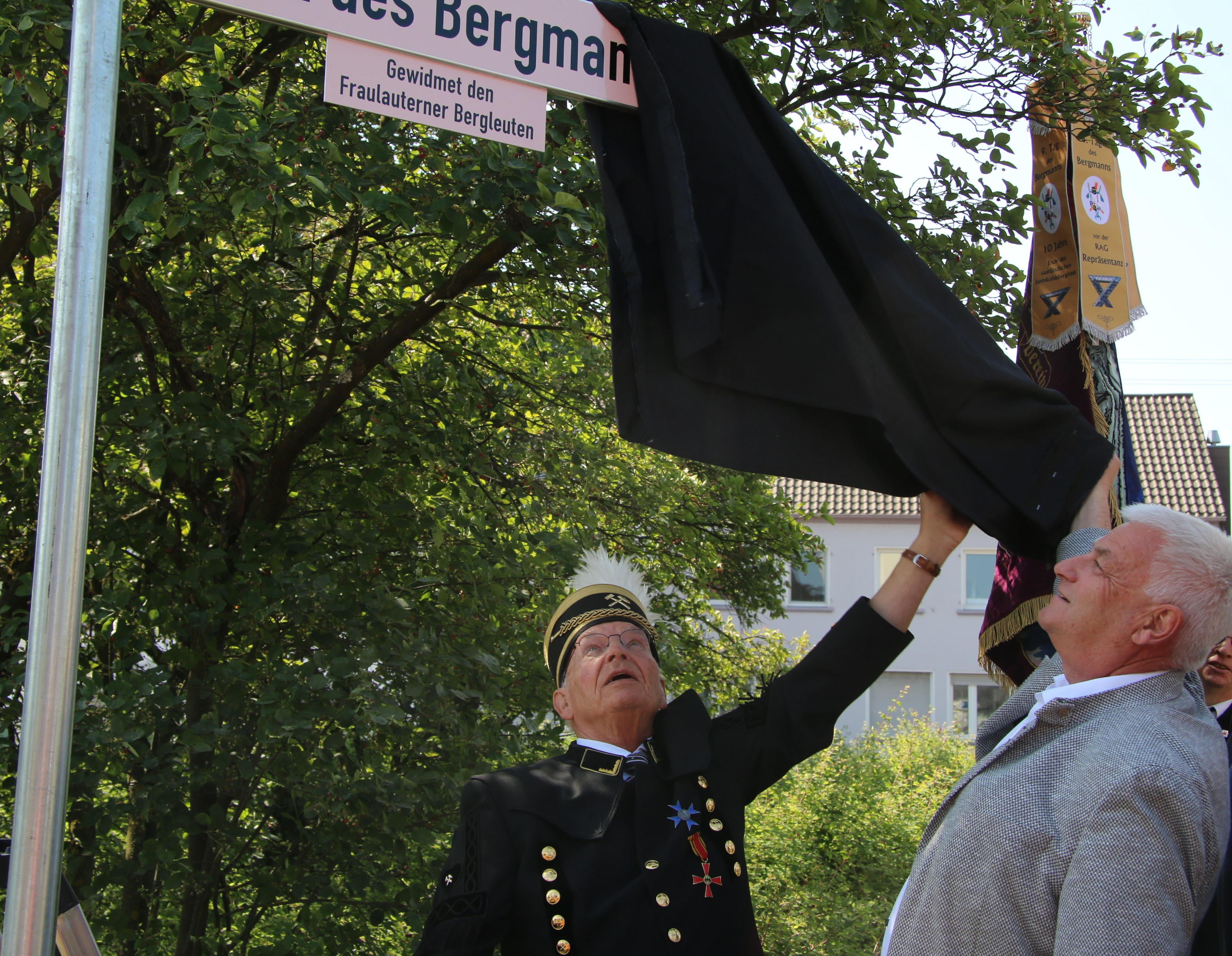 Klaus Hiery (links) und Oberbürgermeister Peter Demmer bei der Enthüllung des neuen Straßenschildes.