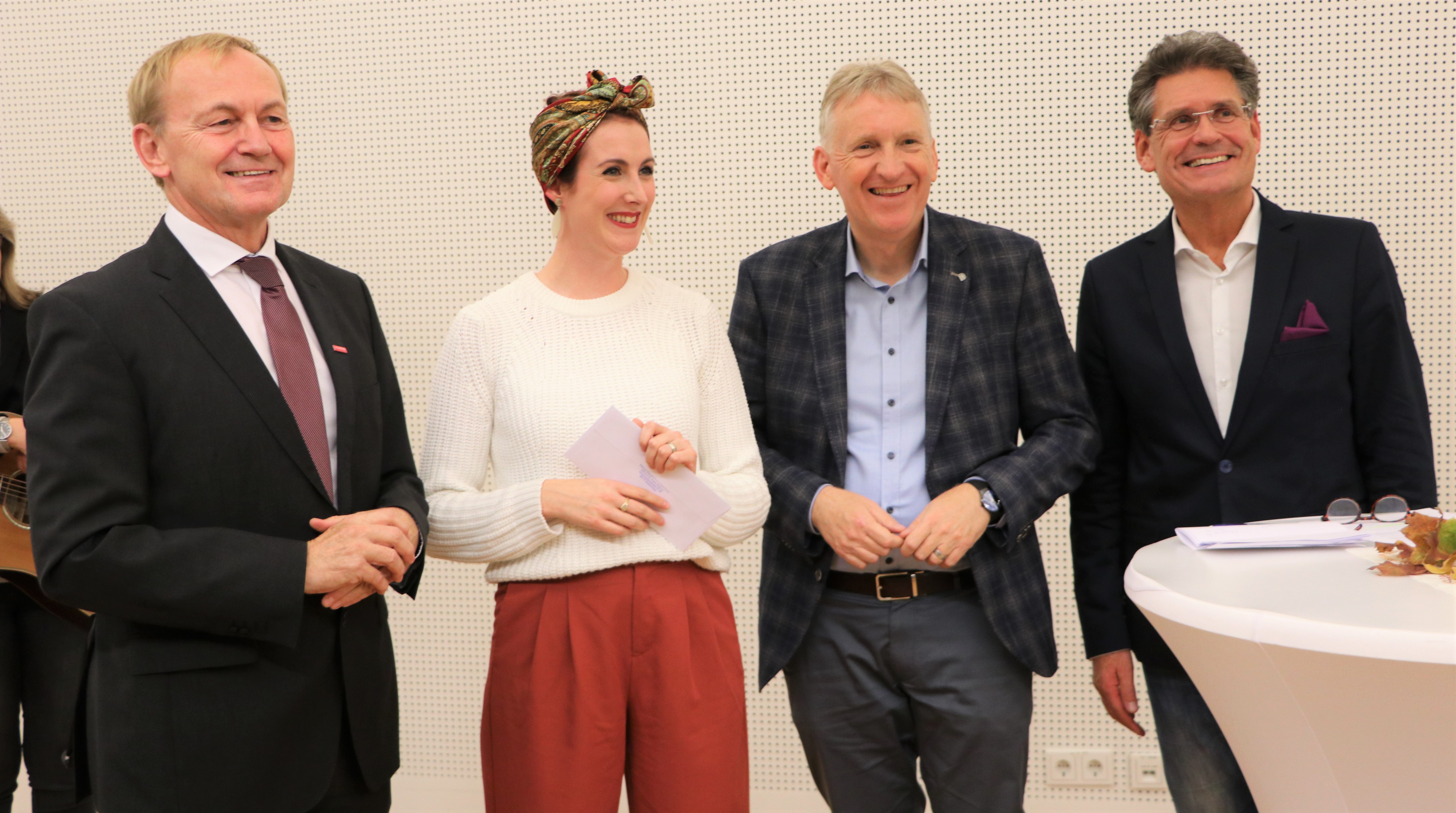Siegerin Sophie Eckardt-Lischer zusammen mit Bernd Reis von der HWK, Landrat Patrik Lauer und Jürgen Puhl von der WFUS. (Foto: Sophia Bonnaire)