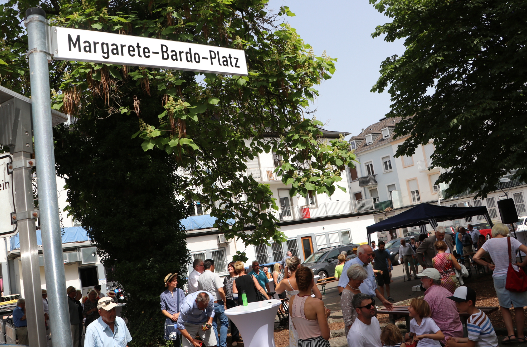 Der Margarete-Bardo-Platz neben der Weißkreuzstraße ist einer von vier Plätzen, die jüngst nach verdienten Frauen der Saarlouiser Stadtgeschichte benannt wurden. Fotos: Sascha Schmidt