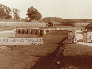 Ansicht 2 - „Hauptgraben der Festung Saarlouis an der Bastion VI“, um 1885