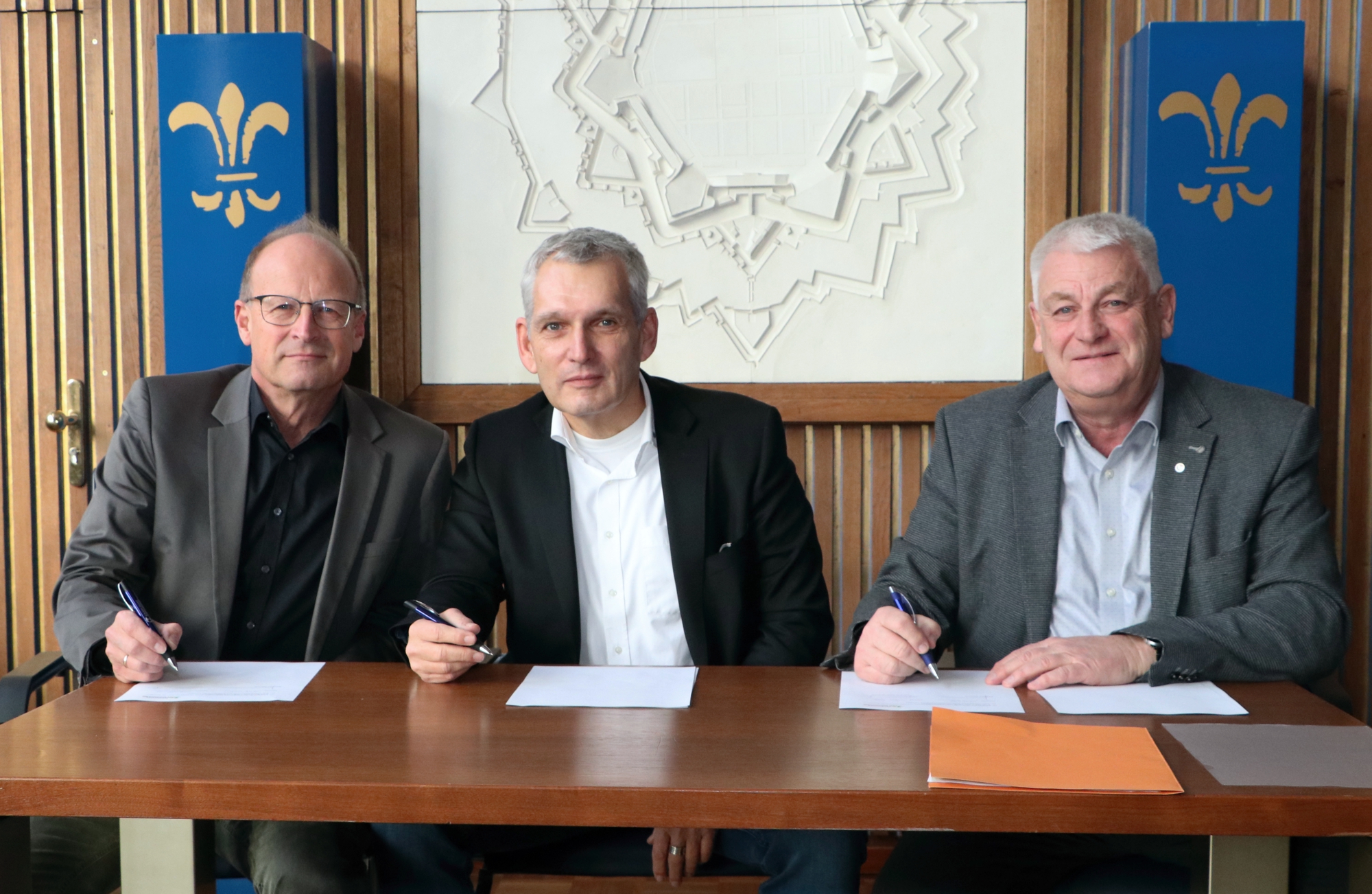Von rechts: OB Peter Demmer und die beiden Geschäftsführer der Stadtwerke, Dr. Ralf Levacher und Helmut Bier. Foto: Sascha Schmidt