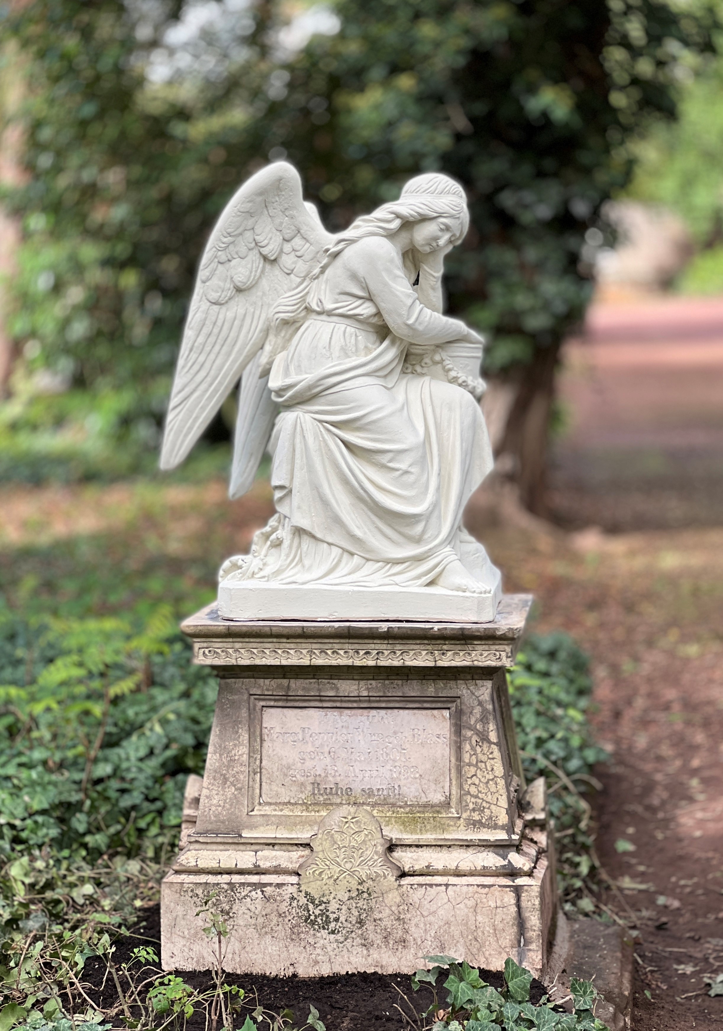 : Die Replik des Grabengels auf dem Alten Friedhof Saarlouis. Bild: Stadt Saarlouis