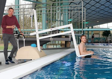 Barrierefrei im Hallenbad - Beauftragte für Menschen mit Behinderung besucht Aqualouis